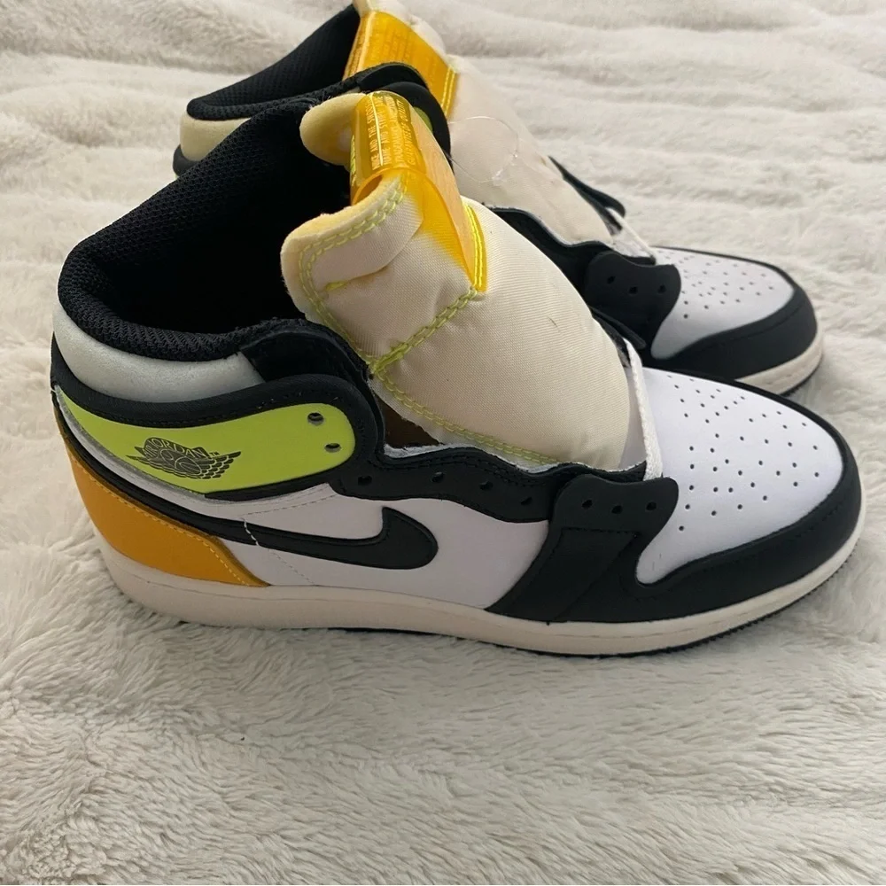Jordan 1 Retro High Kids Black White Volt University Gold GS Sneakers Size 5Y